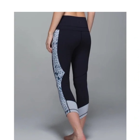 Lululemon Retreat 7/8 Cropped Navy Leggings Size 4 - Picture 3 of 7
